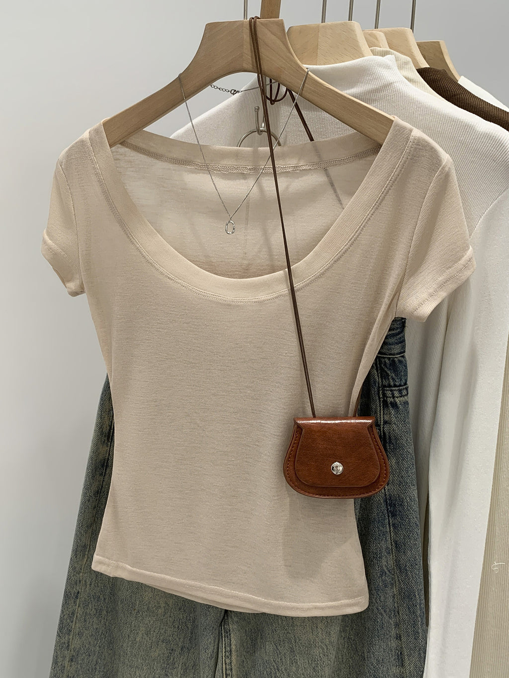 U-collar Short-sleeved T-shirt