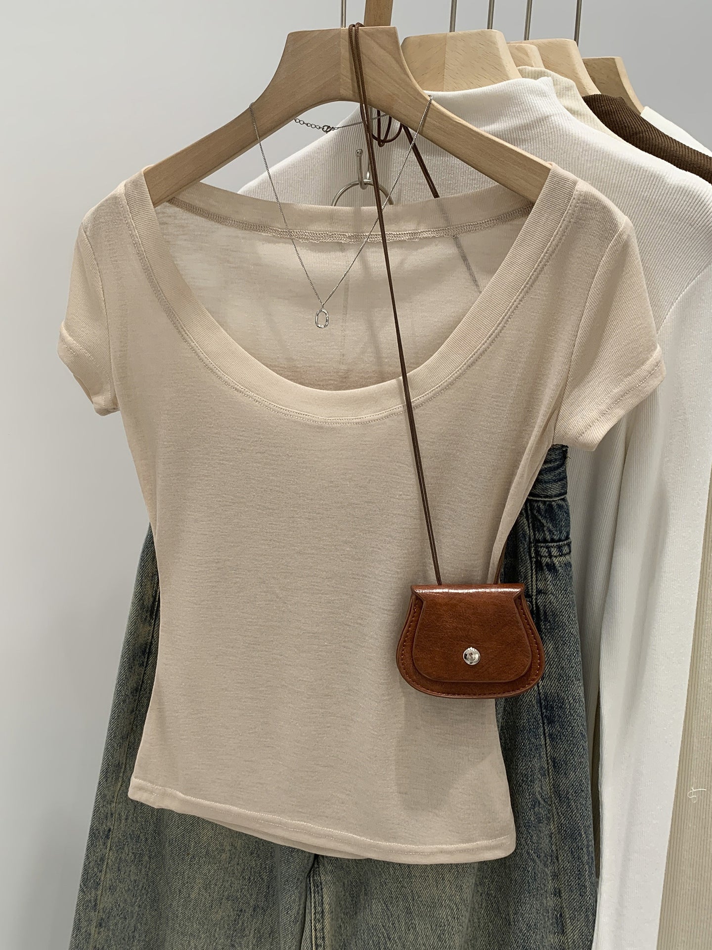 U-collar Short-sleeved T-shirt